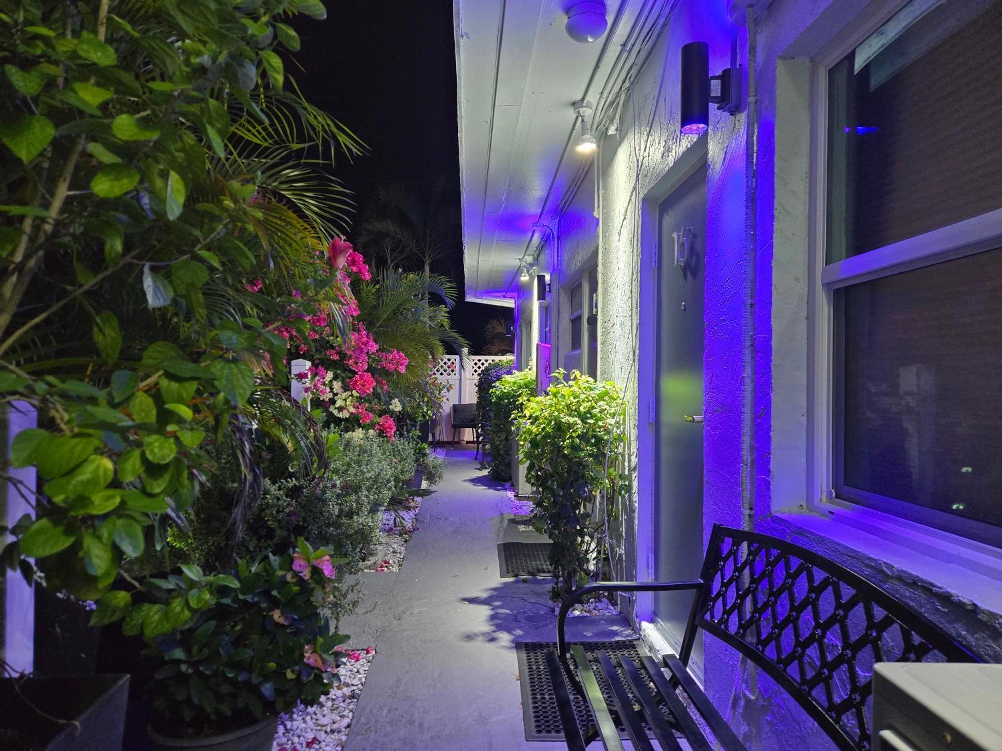 Barefoot Mailman Motel Лантана Экстерьер фото